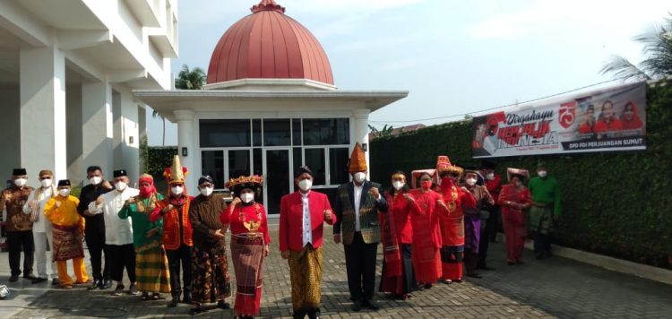 PDIP Sumut Gelar Upacara HUT Kemerdekaan Dengan Parade Pakaian Adat