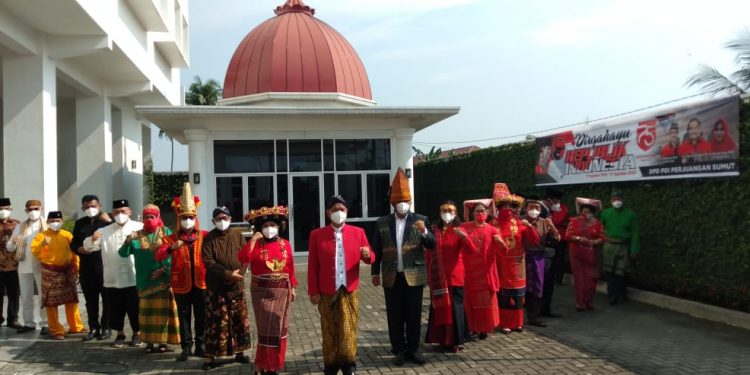PDIP Sumut Gelar Upacara HUT Kemerdekaan Dengan Parade Pakaian Adat
