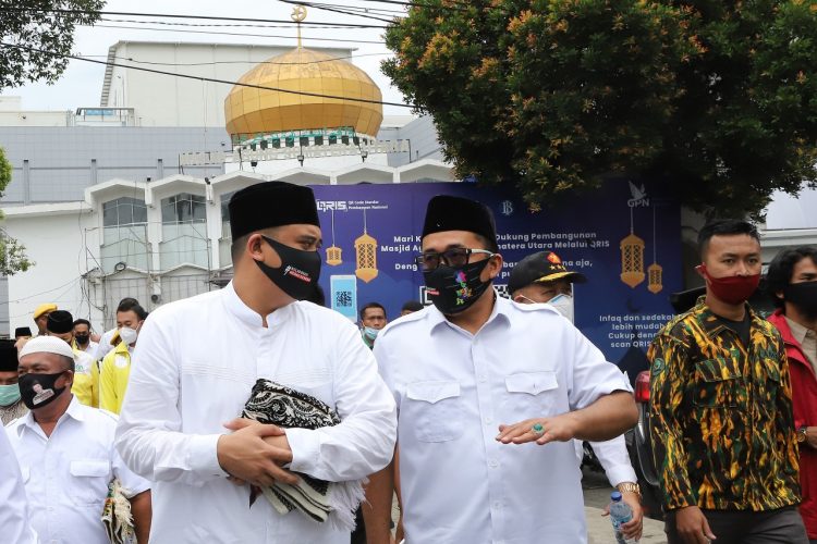 Bobby – Aulia Salat Jumat Bersama Sebelum Mendaftar ke KPU