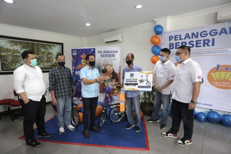 ACC Serahkan Hadiah Sepeda Brompton Kepada Pemenang di Medan