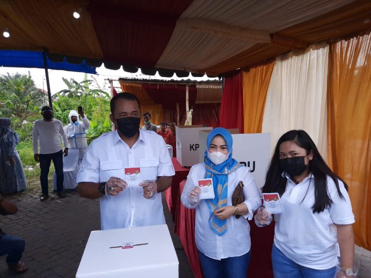 Menuju TPS, Aulia dan Istri Kendarai Mobil Hardtop Hijau Tosca