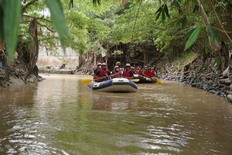 Sejumlah Lembaga Gelar Aksi Bersih Sungai di Medan