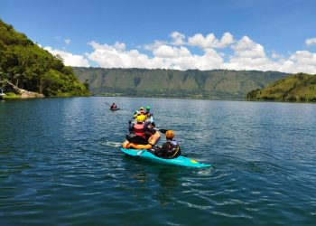 Kayaker Eksplorasi Toba Menemukan Batuan Unik Di Kaldera Geopark Toba