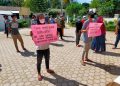 Aksi Warga Tolak Pemberhentian Aparatur Desa