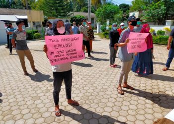 Aksi Warga Tolak Pemberhentian Aparatur Desa