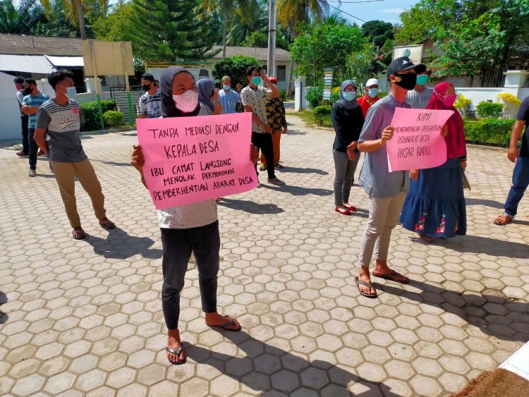 Aksi Warga Tolak Pemberhentian Aparatur Desa