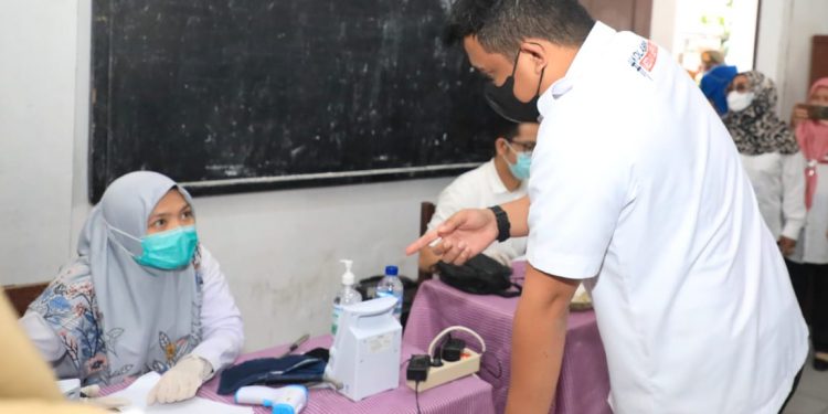 Bobby Nasution Tinjau Vaksinasi Anak, Orang Tua Siswa Mengaku Bersyukur Anaknya Di Vaksin