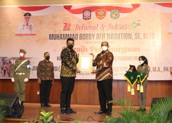Bobby Nasution Terima Penghargaan Karya Bhakti Peduli Satuan Polisi Pamong Praja dari Mendagri