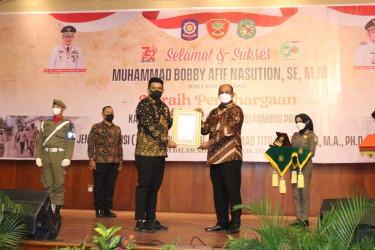 Bobby Nasution Terima Penghargaan Karya Bhakti Peduli Satuan Polisi Pamong Praja dari Mendagri