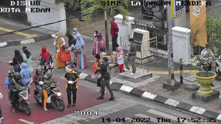 Pekan Kedua Ramadan, Dharma Wanita Dishub Medan Bagikan 750 Paket Takjil