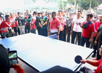 Olahraga Bersama Warga di Ajang CFD, Bobby Nasution Main Ping Pong dengan Penyandang Disabilitas