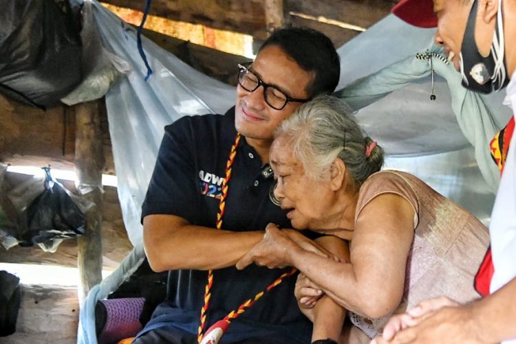 Sandiaga Perbaiki Rumah Wanita Tua Sebatang Kara di Nias Selatan