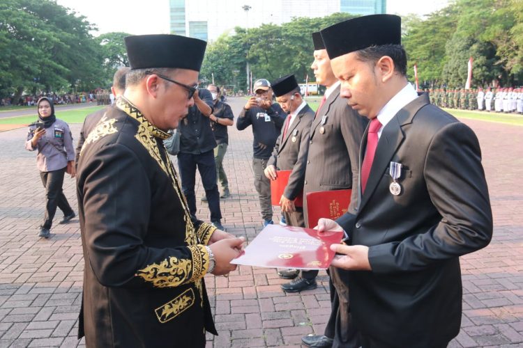 Upacara Penurunan Bendera Merah Putih Di Lap. Benteng Medan, Wakil Wali Kota Medan Serahkan Tanda Kehormatan Satyalancana Karya Satya Dari Presiden