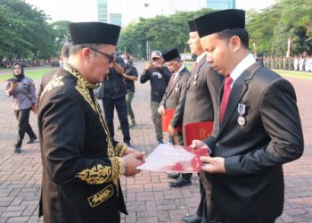 Upacara Penurunan Bendera Merah Putih Di Lap. Benteng Medan, Wakil Wali Kota Medan Serahkan Tanda Kehormatan Satyalancana Karya Satya Dari Presiden