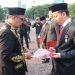 Upacara Penurunan Bendera Merah Putih Di Lap. Benteng Medan, Wakil Wali Kota Medan Serahkan Tanda Kehormatan Satyalancana Karya Satya Dari Presiden