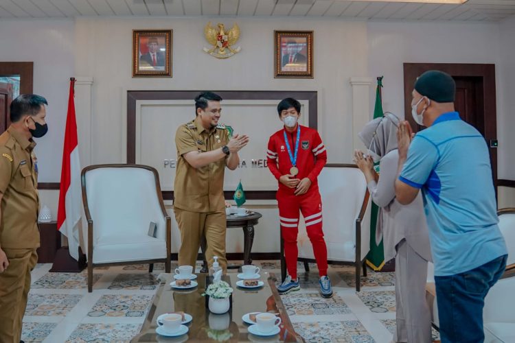 Bangga Anak Medan Bawa Timnas U-16 Juara Piala AFF, Bobby Nasution Berangkatkan Crespo & Orang Tua Haji