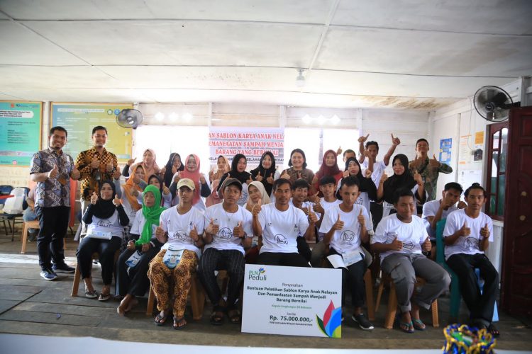 Tingkatkan Kreatifitas Masyarakat dan Atasi Masalah Sampah di Kampung Nelayan Seberang Melalui PLN Peduli