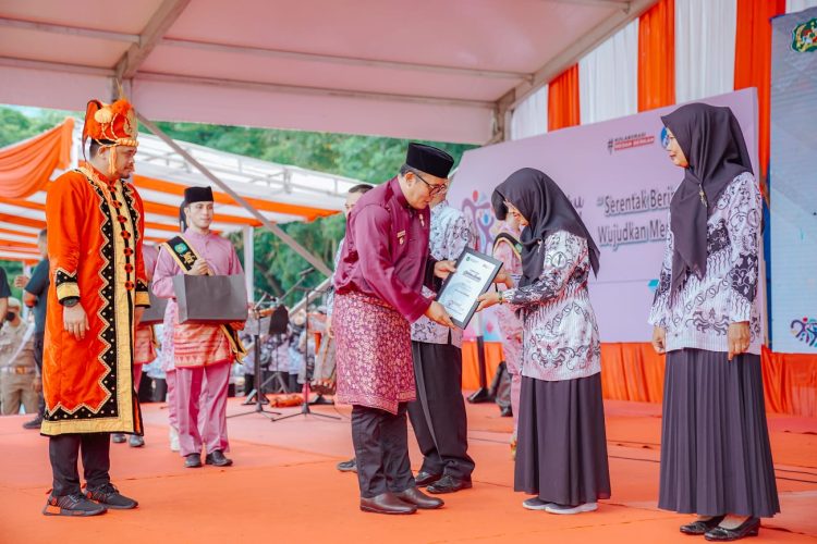 Upacara Hari Guru Nasional, Bobby Nasution Bagikan 3.000 Pasang Sepatu & Sertifikat Bagi Pahlawan Tanpa Jasa
