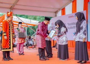 Upacara Hari Guru Nasional, Bobby Nasution Bagikan 3.000 Pasang Sepatu & Sertifikat Bagi Pahlawan Tanpa Jasa
