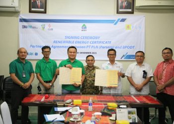 PLN Serahkan Sertifikat REC Pertama di Indonesia Untuk Danau Toba