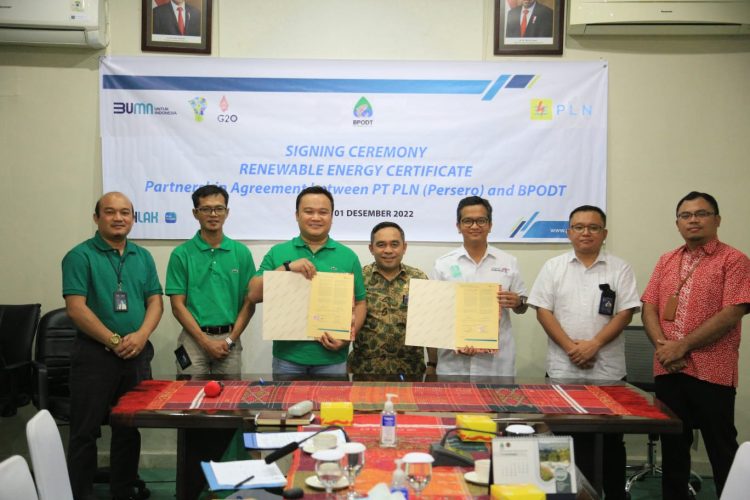 PLN Serahkan Sertifikat REC Pertama di Indonesia Untuk Danau Toba
