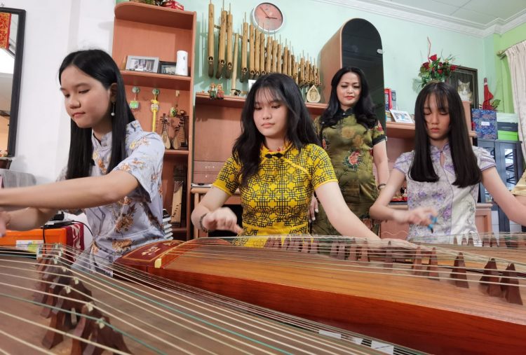 Jelang Imlek, Pemain Kecapi Khas Tiongkok Kebanjiran Order