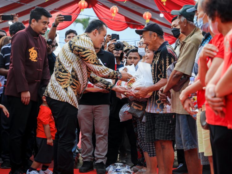 Imlek Fair 2023, Bobby Nasution Serahkan Bantuan Sosial 1.080 Sembako Untuk Warga Tionghoa