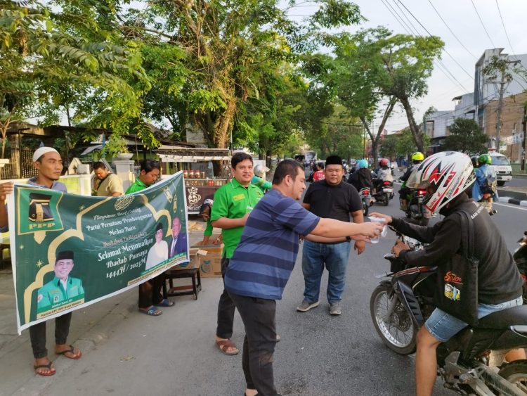 Rahmat Matondang Bagi-Bagi Takjil Buka Puasa Untuk Warga Medan