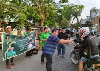 Rahmat Matondang Bagi-Bagi Takjil Buka Puasa Untuk Warga Medan
