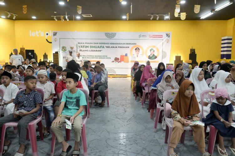Bobby Nasution Bawa Anak Yatim Dhuafa Beli Baju Lebaran