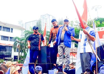 Bobby Nasution Naik Mobil Komando Terima Aspirasi Ratusan Pekerja