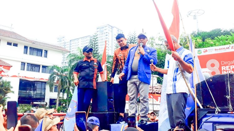 Bobby Nasution Naik Mobil Komando Terima Aspirasi Ratusan Pekerja