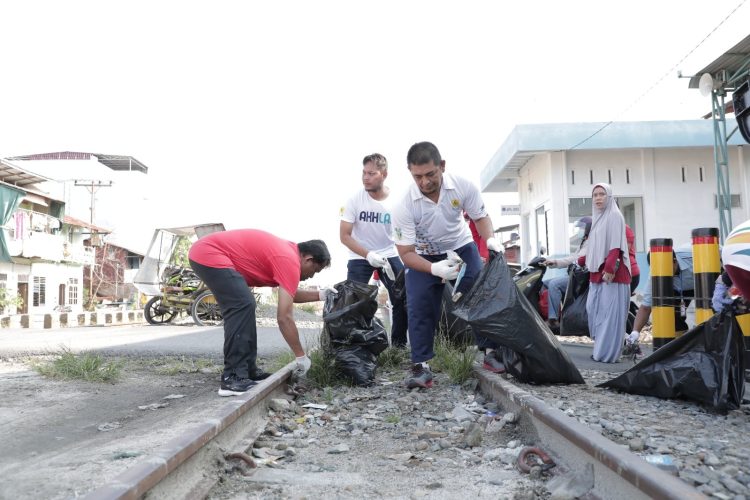 Semarak HUT RI ke 78, Puluhan Volunteer PLN Gelar Aksi Bersih Lingkungan