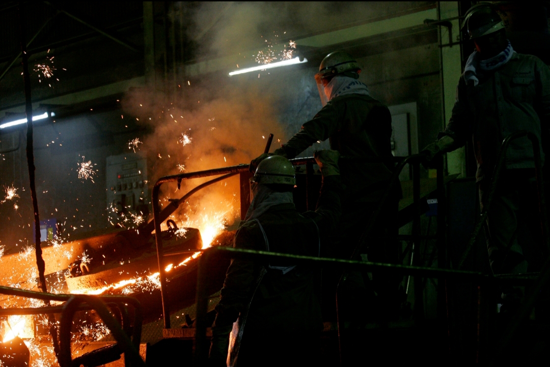 Pekerja sedang melakukan produksi di pabrik peleburan PT Indonesia Asahan Alumunium (Inalum) Kuala Tanjung, Kabupaten Batu Bara, Rabu (13/9/2023). Group Holding BUMN Pertambangan MIND ID Inalum menargetkan kapasitas produksi alumunium fasilitas smelter di Kuala Tanjung, Sumatera Utara menjadi 300 ribu ton per tahun pada 2024. PotretBisnis/Khairil Umri