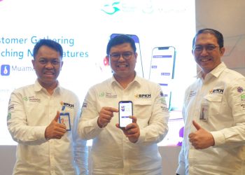 Direktur Utama PT Bank Muamalat Indonesia Tbk Indra Falatehan (tengah), Direktur Keuangan dan Strategi Bank Muamalat Suhendar (kiri) dan SEVP Retail Banking Bank Muamalat Dedy Suryadi Dharmawan (kanan) memperlihatkan tampilan aplikasi Muamalat DIN pada peluncuran dua layanan berbasis digital yaitu digital customer care dan mobile cash di Bandung, Senin (4/9) dalam rangka Hari Pelanggan Nasional (Harpelnas) 2023. Pada tahun ini, Bank Muamalat mengusung tema "Melayani Pelanggan di Era Digital" dimana transformasi digital merupakan suatu keniscayaan yang menjadi perhatian Bank Muamalat agar semakin meningkatkan keterikatan nasabah dengan Bank Muamalat. Oleh karena itu, layanan yang baru diperkenalkan tersebut sejalan dengan komitmen transformasi perusahaan yang ingin menyediakan layanan berbasis digital. PotretBisnis/Dok Muamalat