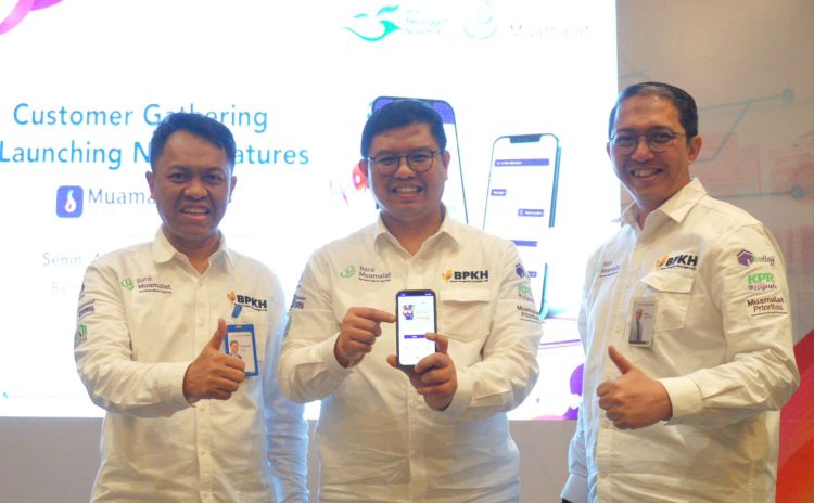 Direktur Utama PT Bank Muamalat Indonesia Tbk Indra Falatehan (tengah), Direktur Keuangan dan Strategi Bank Muamalat Suhendar (kiri) dan SEVP Retail Banking Bank Muamalat Dedy Suryadi Dharmawan (kanan) memperlihatkan tampilan aplikasi Muamalat DIN pada peluncuran dua layanan berbasis digital yaitu digital customer care dan mobile cash di Bandung, Senin (4/9) dalam rangka Hari Pelanggan Nasional (Harpelnas) 2023. Pada tahun ini, Bank Muamalat mengusung tema "Melayani Pelanggan di Era Digital" dimana transformasi digital merupakan suatu keniscayaan yang menjadi perhatian Bank Muamalat agar semakin meningkatkan keterikatan nasabah dengan Bank Muamalat. Oleh karena itu, layanan yang baru diperkenalkan tersebut sejalan dengan komitmen transformasi perusahaan yang ingin menyediakan layanan berbasis digital. PotretBisnis/Dok Muamalat