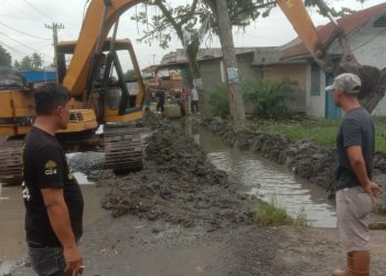 Jalan Provinsi di Desa Punggulan Asahan Nyaris Putus, Warga Turunkan Alat Berat