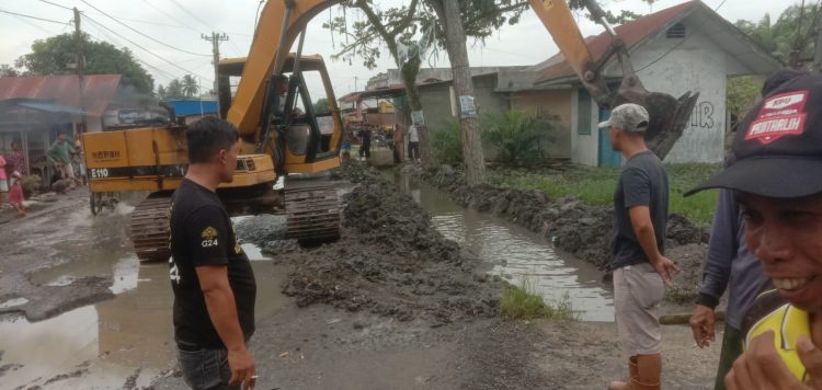 Jalan Provinsi di Desa Punggulan Asahan Nyaris Putus, Warga Turunkan Alat Berat