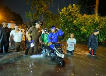 Pastikan Pengerjaan Drainase Berfungsi, Bobby Nasution Basah-basahan Terobos Hujan Deras