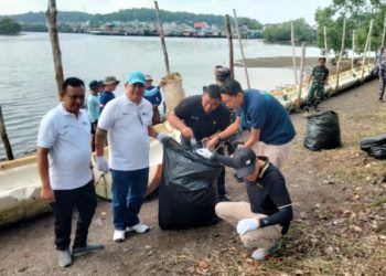 HUT ke-78 TNI AL Koarmada 1 dan Muspida Pelindo Regional 1 Cabang Tanjungpinang Bersihkan Pantai