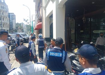 Dishub Kota Medan Tertibkan Kendaraan Parkir di Trotoar