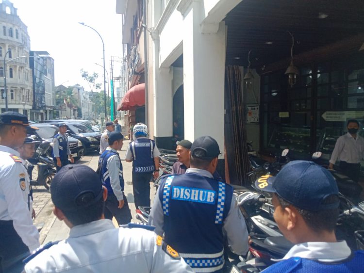 Dishub Kota Medan Tertibkan Kendaraan Parkir di Trotoar