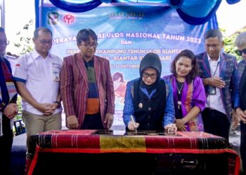 PLN Dukung Pengrajin Ulos Gunakan Mesin Tenun Electric