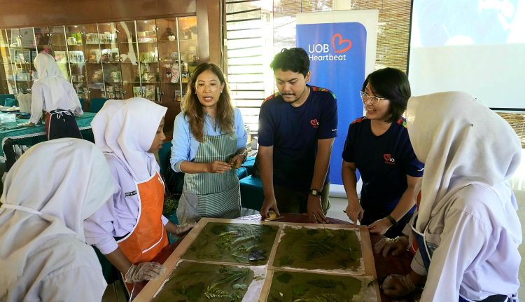 UOB Indonesia Gelar Workshop Botanical Cyanotype Print