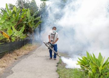 Petebu Ganjar dan Warga Binjai Gotong Royong Lakukan Fogging Untuk Antisipasi Nyamuk Jelang Musim Penghujan