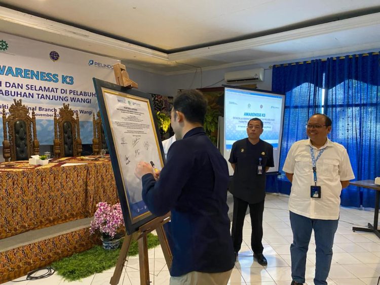 Budayakan Keselamatan , Pelindo Berikan Awareness K3 Kepada Ratusan TKBM Di Pelabuhan Tanjung Wangi