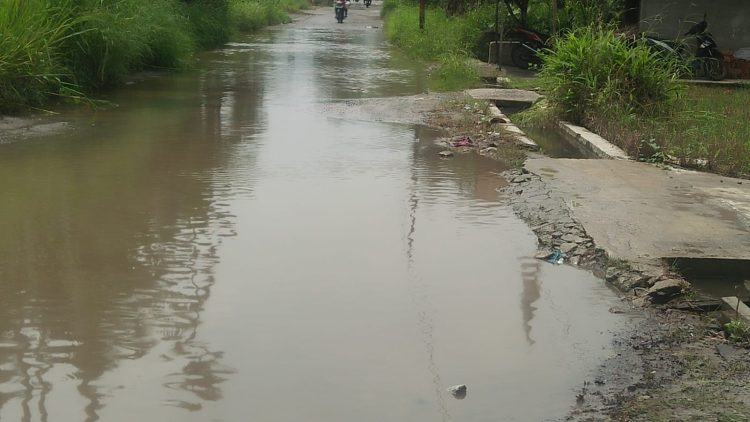 Musim Penghujan, Jalan Penghubung Dua Kecamatan di Airjoman Asahan Tergenang