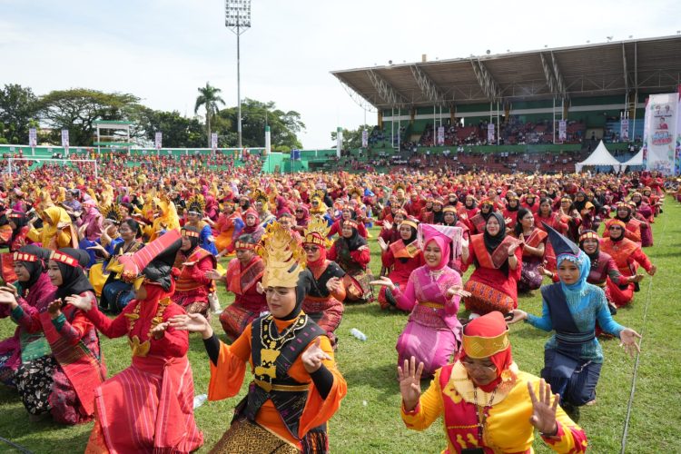 Tarian Multi Etnis Guru di Medan Berhasil Pecahkan Rekor MURI Dunia