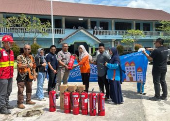 Pelindo Edukasi Cara Penggunaan Apar Kepada Siswa di Belawan