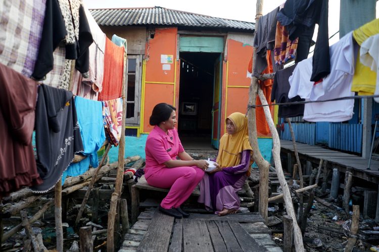 Polres Belawan Bagikan Sembako dan Takjil di Kampung Nelayan